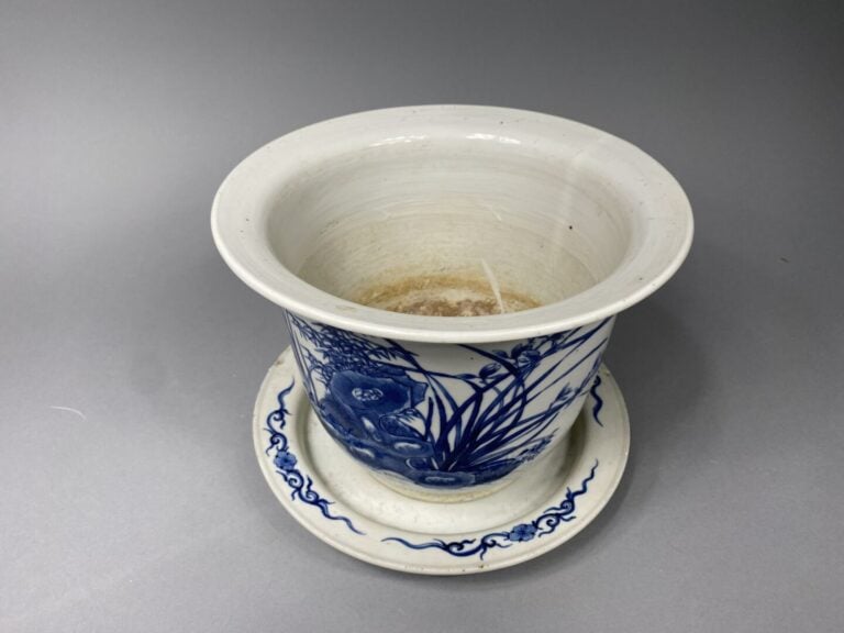 Chine - Jardinière en porcelaine émaillée à décor bleu blanc de rochers percés…