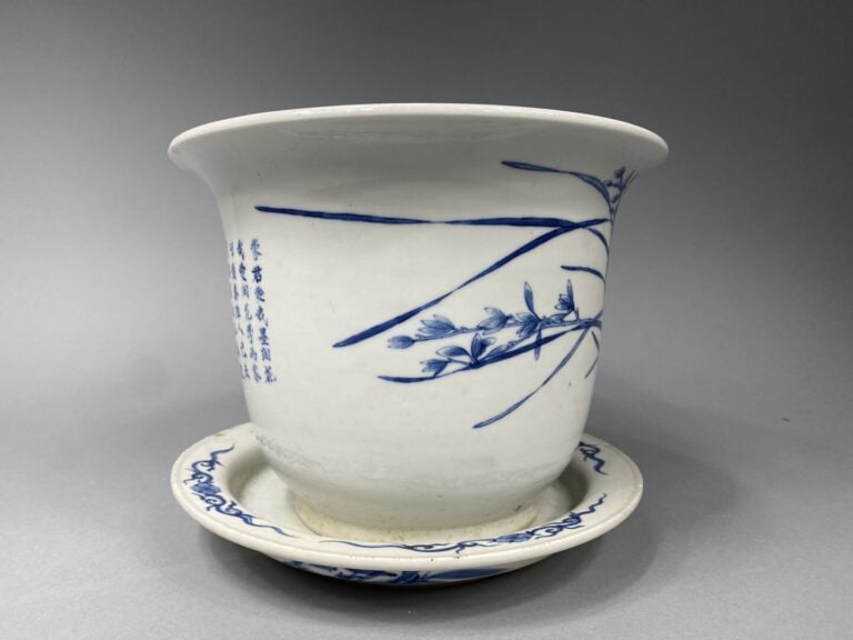 Chine - Jardinière en porcelaine émaillée à décor bleu blanc de rochers percés…