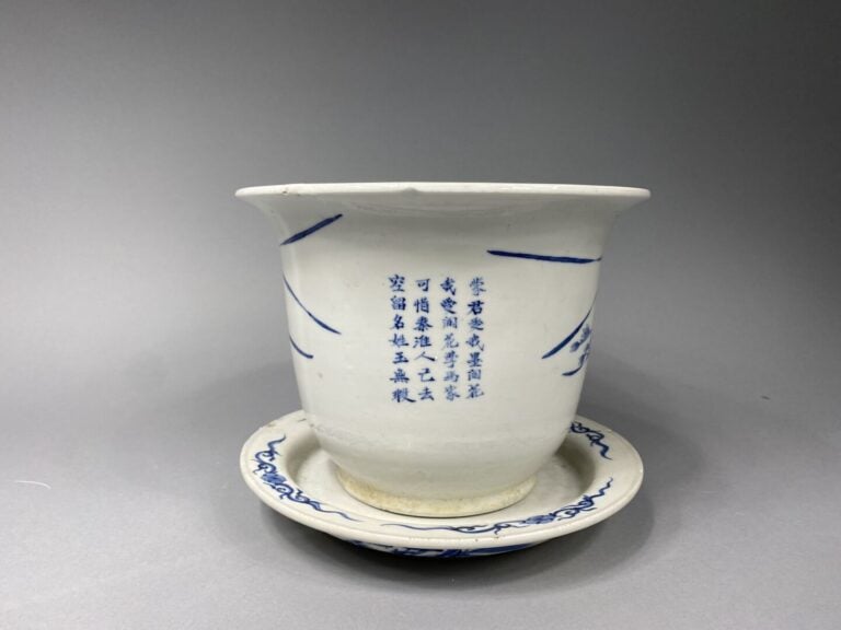 Chine - Jardinière en porcelaine émaillée à décor bleu blanc de rochers percés…