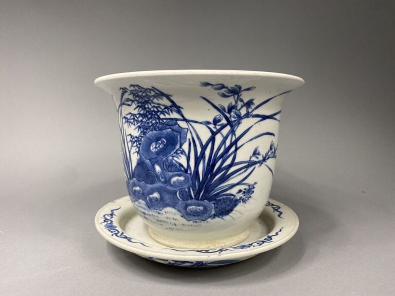 Chine - Jardinière en porcelaine émaillée à décor bleu blanc de rochers percés…