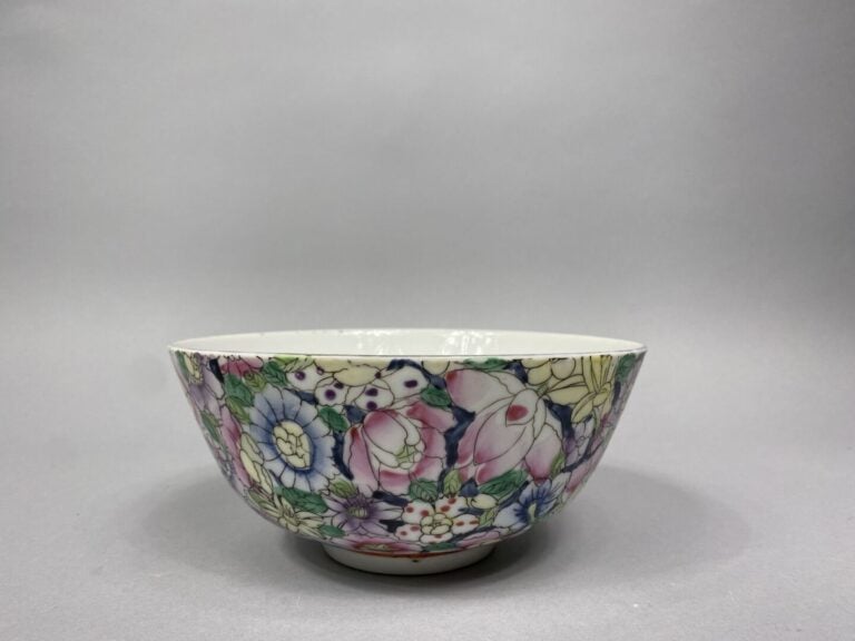 Chine - Large bol en céramique émaillée polychrome à décor dit "mille fleurs" -…