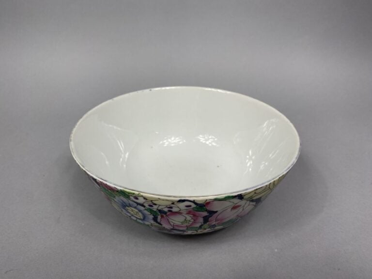 Chine - Large bol en céramique émaillée polychrome à décor dit "mille fleurs" -…