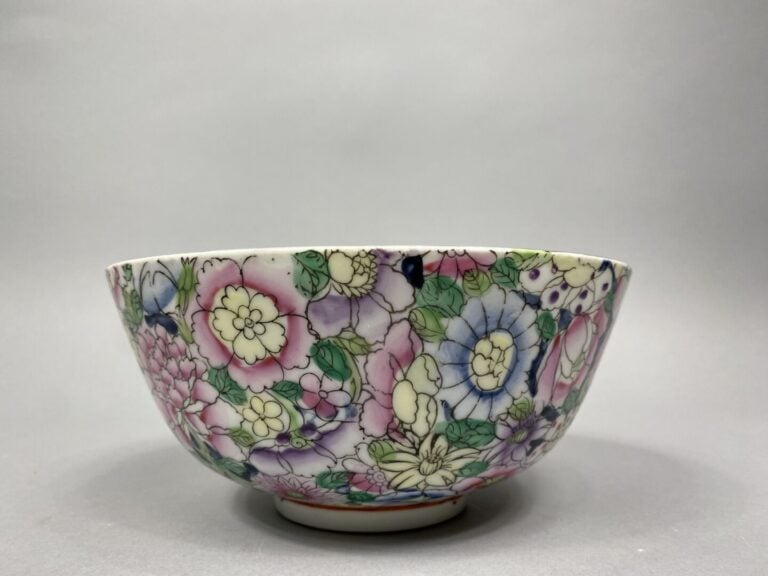 Chine - Large bol en céramique émaillée polychrome à décor dit "mille fleurs" -…