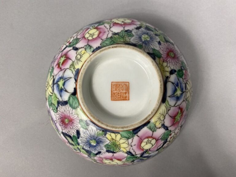 Chine - Large bol en céramique émaillée polychrome à décor dit "mille fleurs" -…
