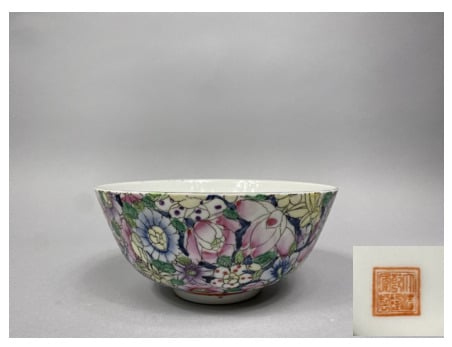 Chine - Large bol en céramique émaillée polychrome à décor dit "mille fleurs" -…