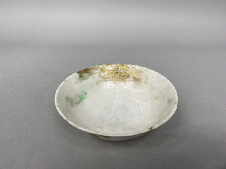 Chine - Large bol en jade infusé vert à court talon à décor gravé doré d'un enf…