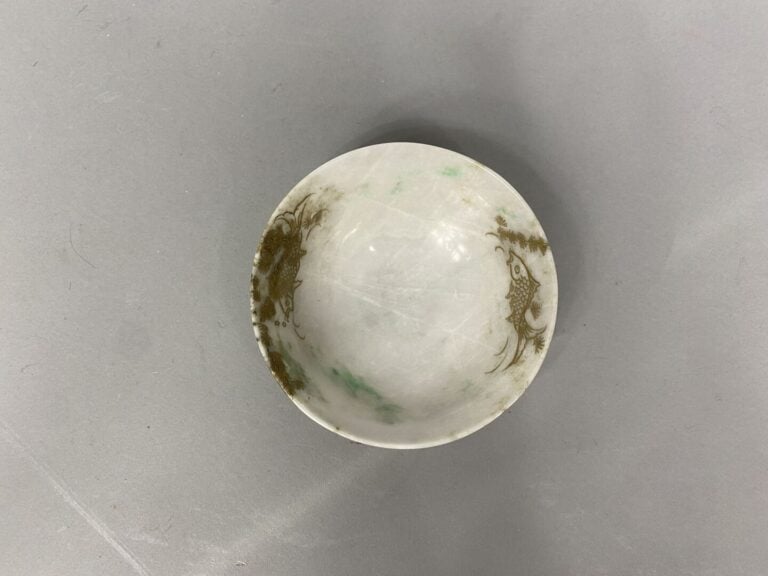 Chine - Large bol en jade infusé vert à court talon à décor gravé doré d'un enf…