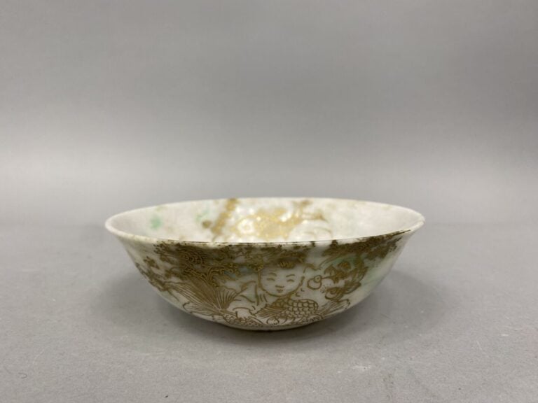 Chine - Large bol en jade infusé vert à court talon à décor gravé doré d'un enf…