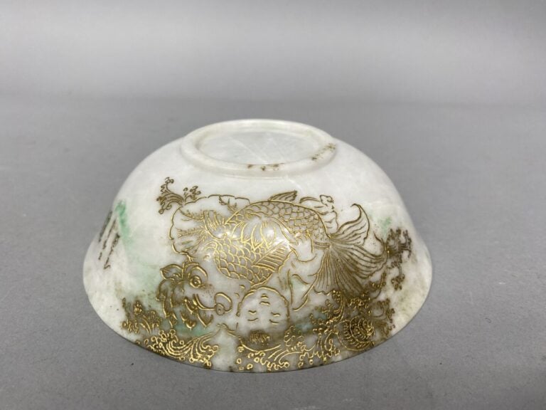 Chine - Large bol en jade infusé vert à court talon à décor gravé doré d'un enf…