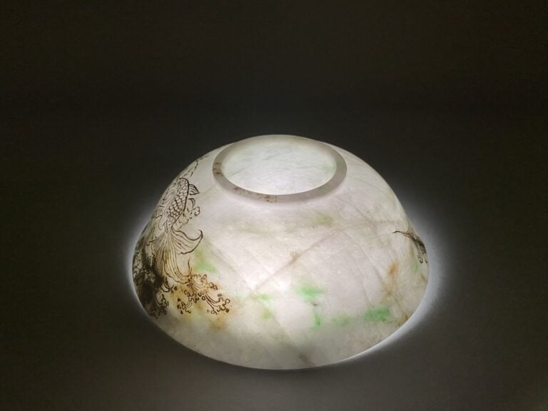 Chine - Large bol en jade infusé vert à court talon à décor gravé doré d'un enf…