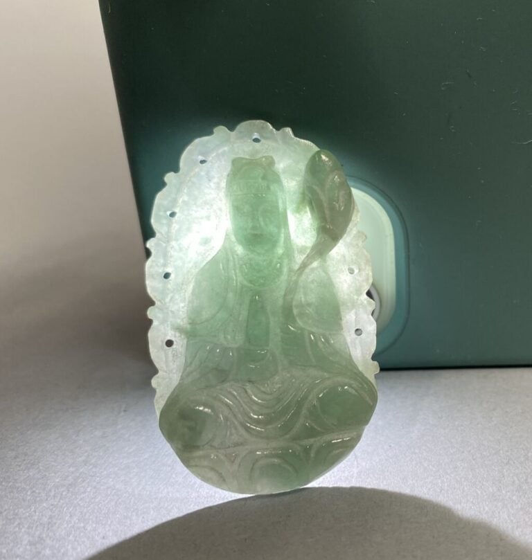 Chine - Lot de deux pendentifs en pierre dure verte imitant le jade formant une…