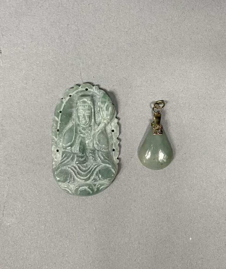 Chine - Lot de deux pendentifs en pierre dure verte imitant le jade formant une…