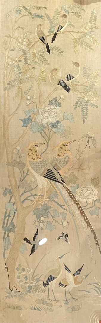 Chine - Lot de deux tissus brodés à décor polychrome de coq et faisans, paon et…
