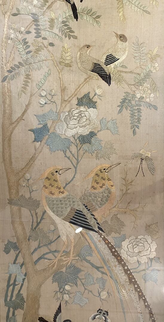 Chine - Lot de deux tissus brodés à décor polychrome de coq et faisans, paon et…