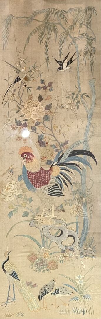 Chine - Lot de deux tissus brodés à décor polychrome de coq et faisans, paon et…