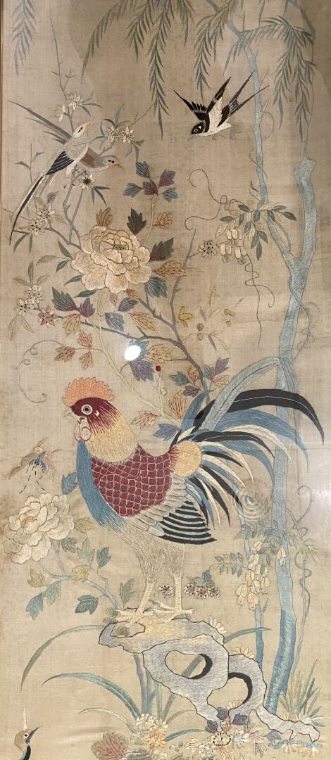 Chine - Lot de deux tissus brodés à décor polychrome de coq et faisans, paon et…