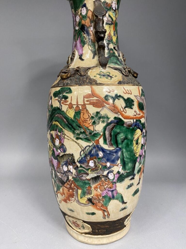 Chine, Nankin, Fin XIXe - Importante paire de vases balustres en céramique émai…