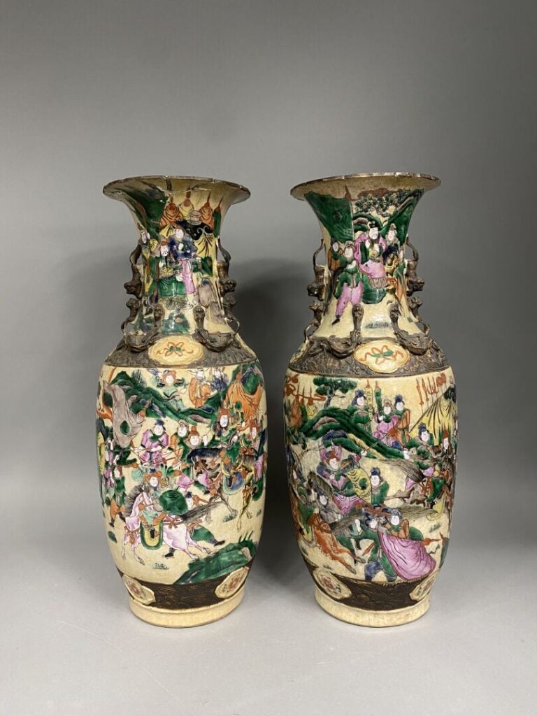 Chine, Nankin, Fin XIXe - Importante paire de vases balustres en céramique émai…