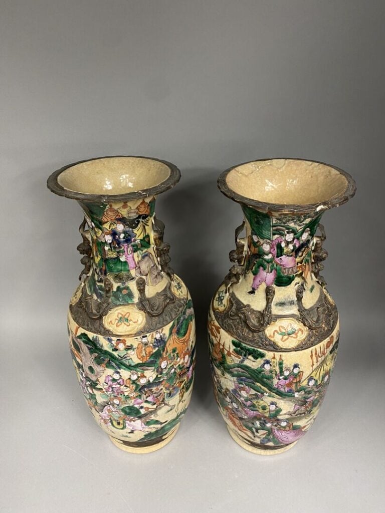 Chine, Nankin, Fin XIXe - Importante paire de vases balustres en céramique émai…