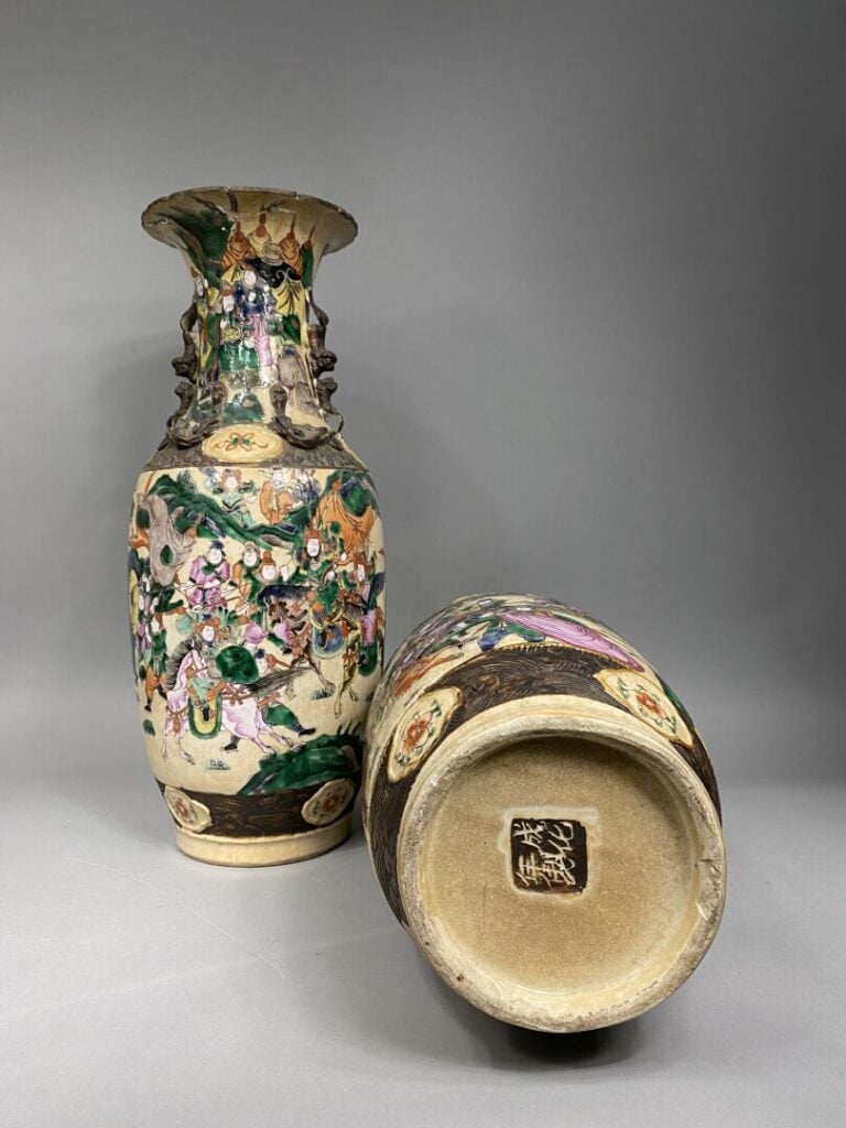 Chine, Nankin, Fin XIXe - Importante paire de vases balustres en céramique émai…