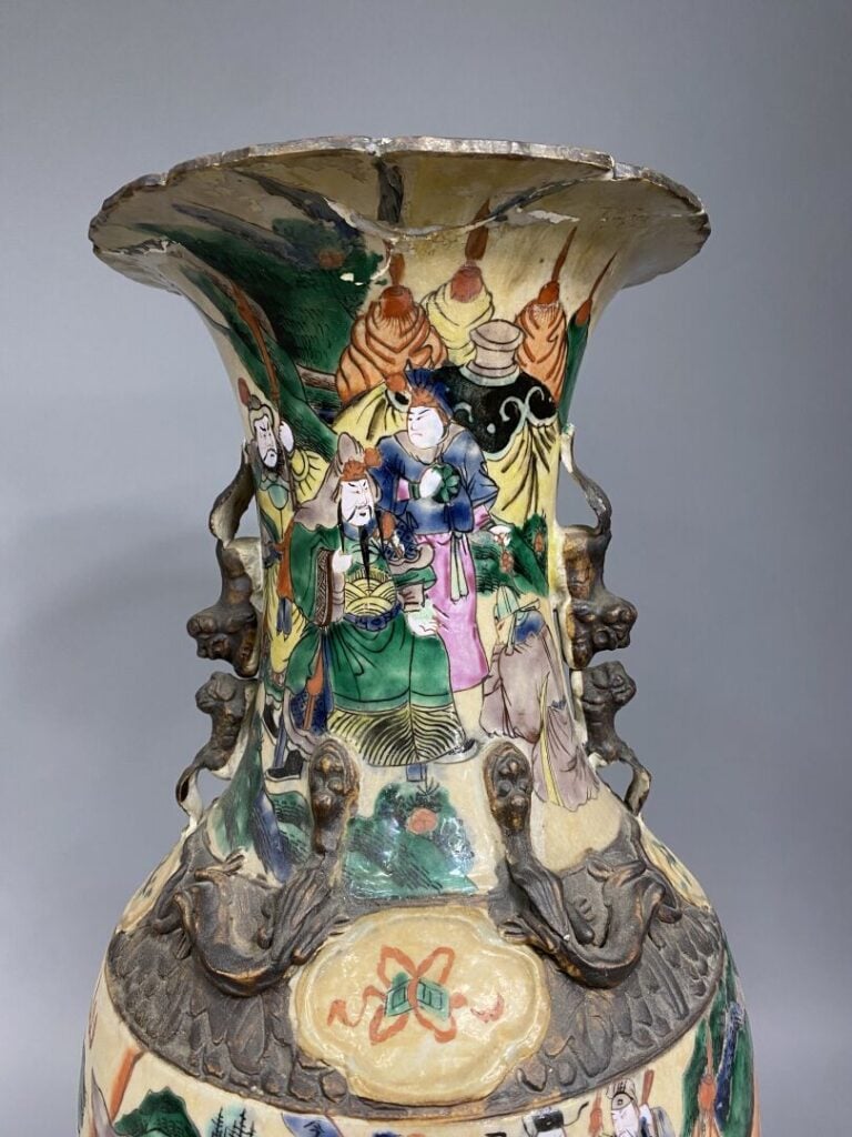 Chine, Nankin, Fin XIXe - Importante paire de vases balustres en céramique émai…