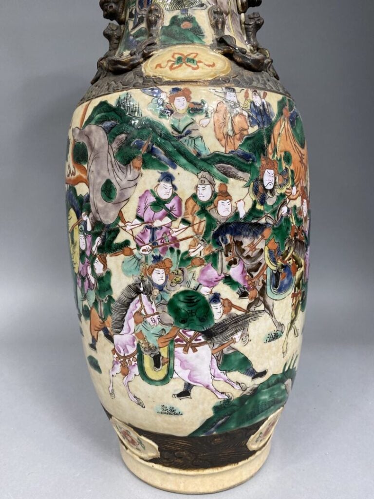 Chine, Nankin, Fin XIXe - Importante paire de vases balustres en céramique émai…