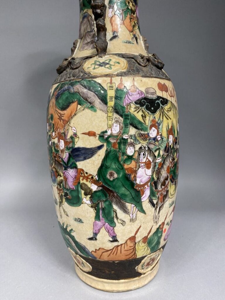 Chine, Nankin, Fin XIXe - Importante paire de vases balustres en céramique émai…