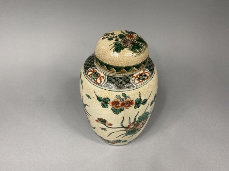 Chine, Nankin - Pot couvert en céramique émaillée polychrome à décor de fleurs…