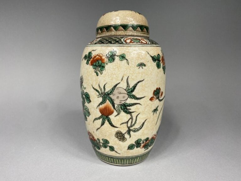 Chine, Nankin - Pot couvert en céramique émaillée polychrome à décor de fleurs…