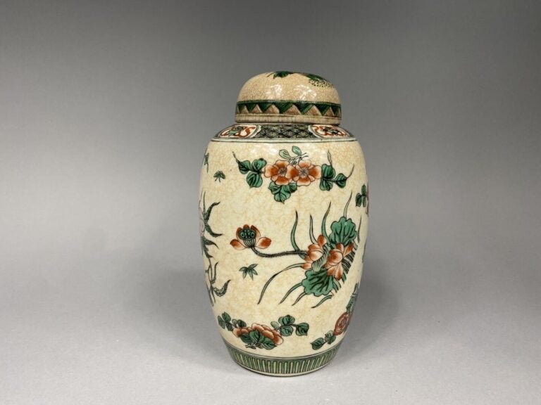 Chine, Nankin - Pot couvert en céramique émaillée polychrome à décor de fleurs…