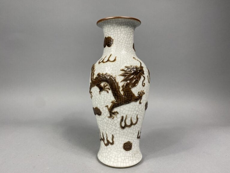 Chine, Nankin - Vase balustre en porcelaine émaillée à fond blanc craquelé orné…