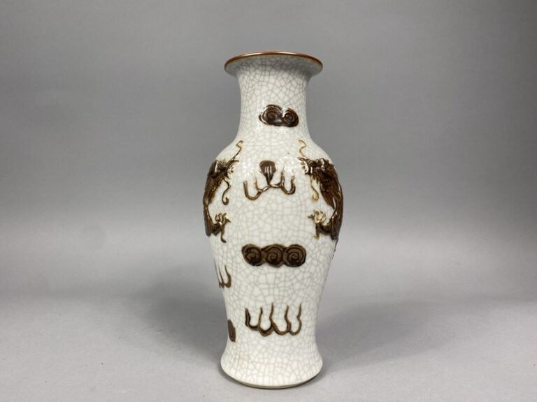 Chine, Nankin - Vase balustre en porcelaine émaillée à fond blanc craquelé orné…