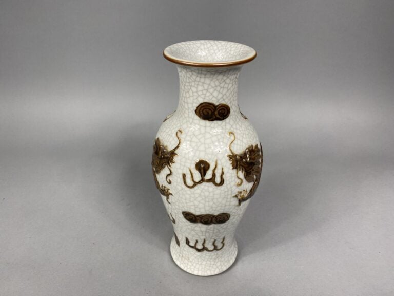 Chine, Nankin - Vase balustre en porcelaine émaillée à fond blanc craquelé orné…