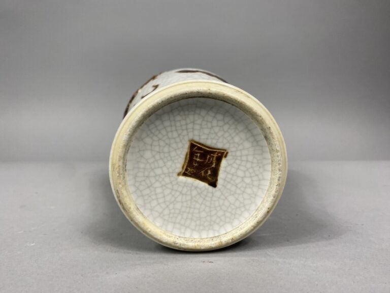 Chine, Nankin - Vase balustre en porcelaine émaillée à fond blanc craquelé orné…