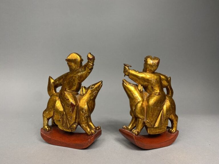 Chine, Ningbao - Ensemble de deux sujets en bois doré représentant des personna…