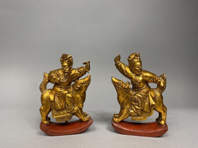 Chine, Ningbao - Ensemble de deux sujets en bois doré représentant des personna…