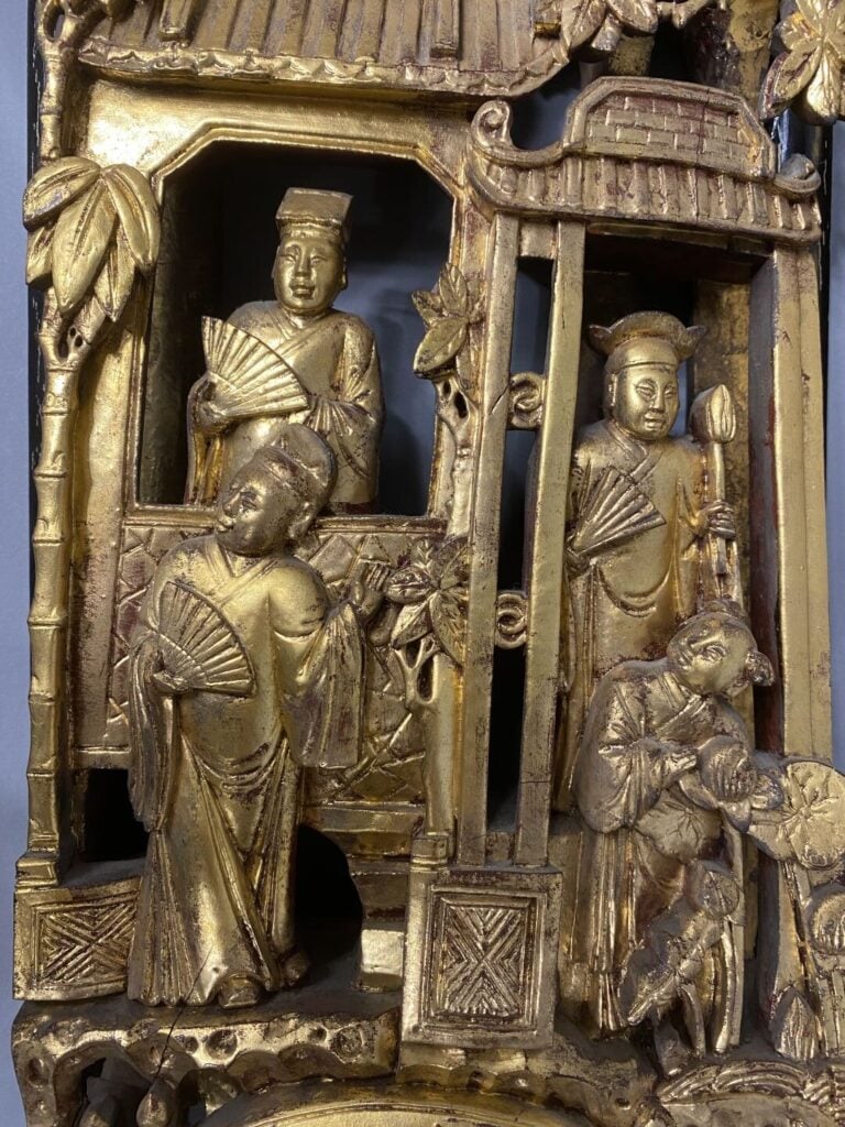 Chine, Ningbo - Paire de panneaux en bois laqué et doré sculpté à décor de scèn…