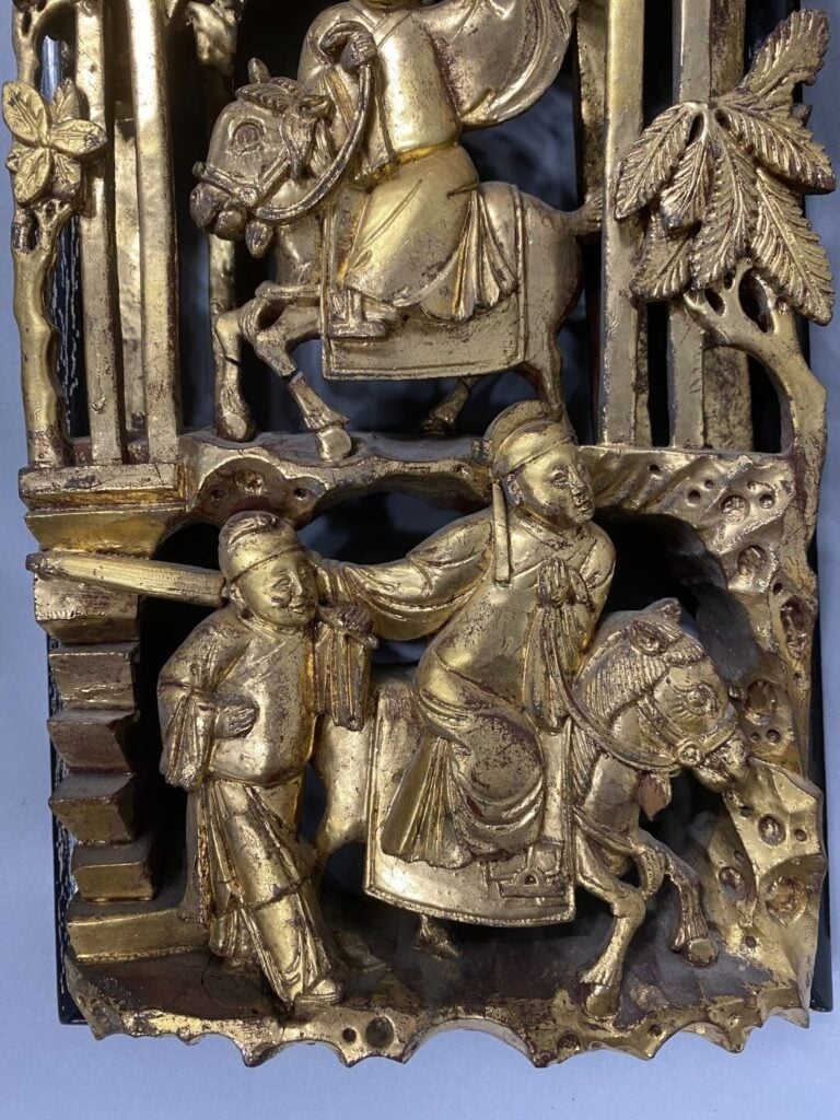 Chine, Ningbo - Paire de panneaux en bois laqué et doré sculpté à décor de scèn…
