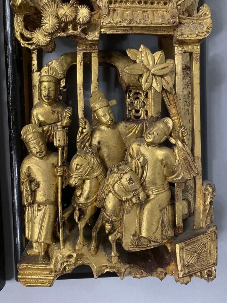 Chine, Ningbo - Paire de panneaux en bois laqué et doré sculpté à décor de scèn…