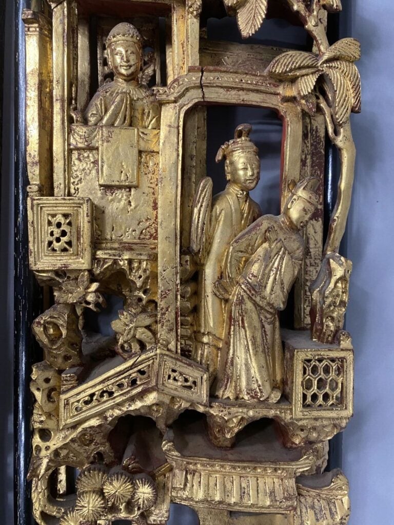Chine, Ningbo - Paire de panneaux en bois laqué et doré sculpté à décor de scèn…