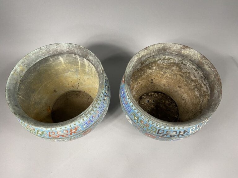 Chine - Paire de cache-pots en bronze patiné à décor d'émaux cloisonnés polychr…