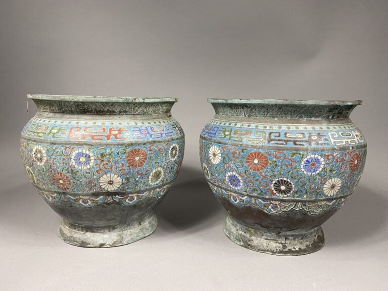 Chine - Paire de cache-pots en bronze patiné à décor d'émaux cloisonnés polychr…