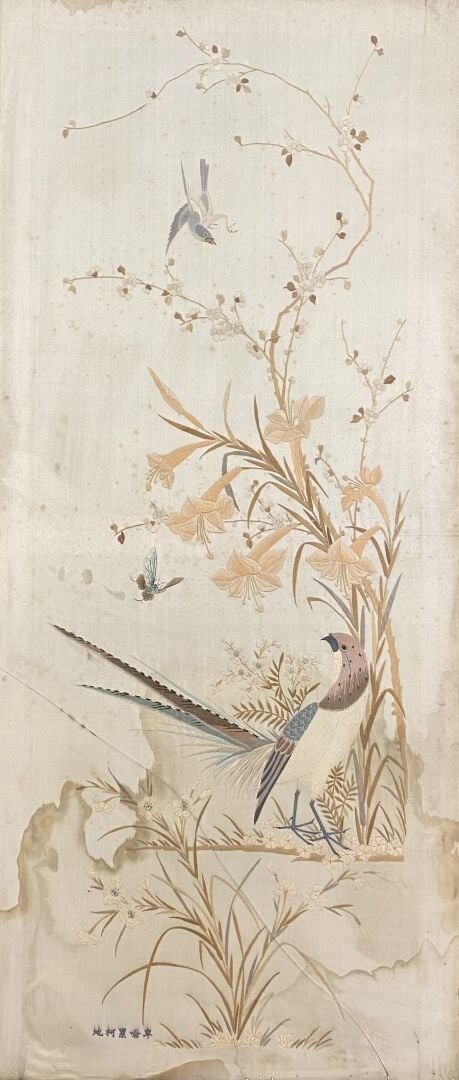Chine - Paire de grandes broderies sur fond crème à décor de faisans branchés p…