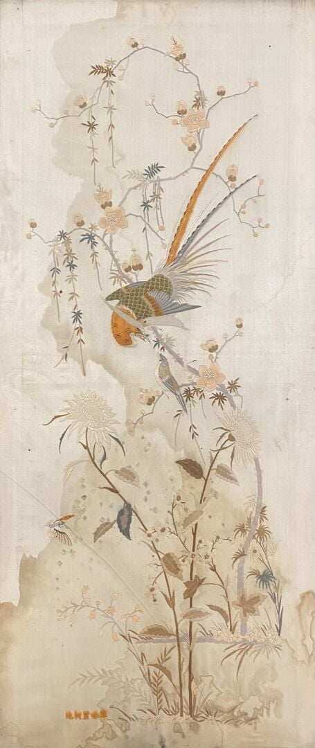 Chine - Paire de grandes broderies sur fond crème à décor de faisans branchés p…