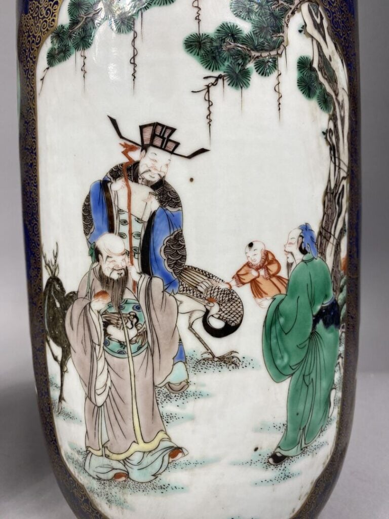 Chine - Paire de grands vases rouleau en porcelaine émaillée à décor en miroir,…