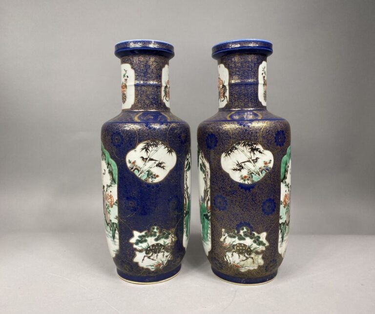Chine - Paire de grands vases rouleau en porcelaine émaillée à décor en miroir,…
