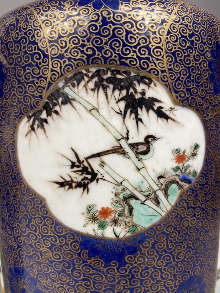 Chine - Paire de grands vases rouleau en porcelaine émaillée à décor en miroir,…