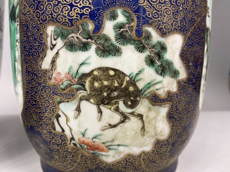 Chine - Paire de grands vases rouleau en porcelaine émaillée à décor en miroir,…