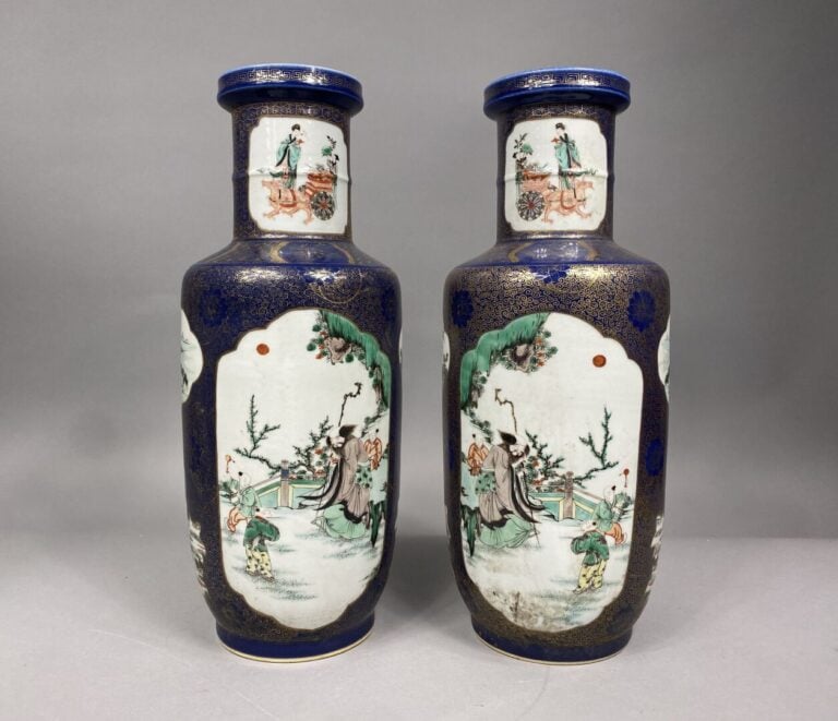 Chine - Paire de grands vases rouleau en porcelaine émaillée à décor en miroir,…