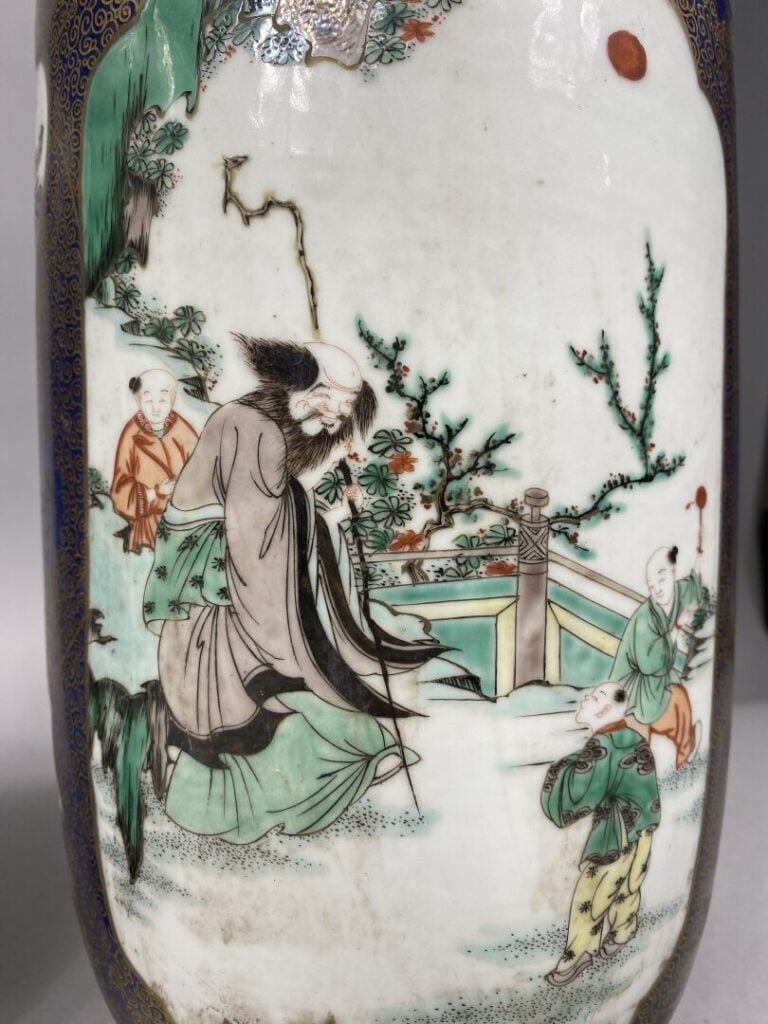 Chine - Paire de grands vases rouleau en porcelaine émaillée à décor en miroir,…